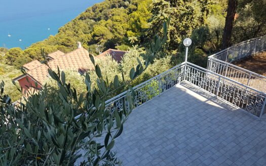 Villa trifamiliare con vista panoramica sul golfo, piscina, uliveto e finiture di pregio
