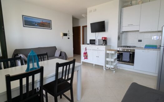 Cipressa – Bilocale con terrazzo vista mare, piscina, box e posto auto