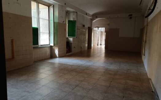 San Salvario – Ampio locale con canna fumaria e tre vetrine