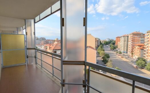 Pozzo Strada – Panoramico trilocale al settimo piano con vista sulle Alpi e sulla collina