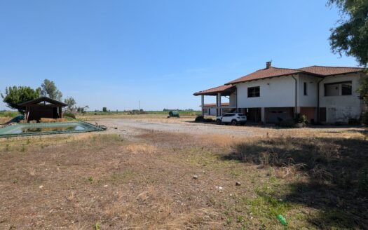 San Germano Vercellese – Prestigiosa proprietà indipendente da ultimare con 8.000 mq di terreno, piscina e fabbricato accessorio