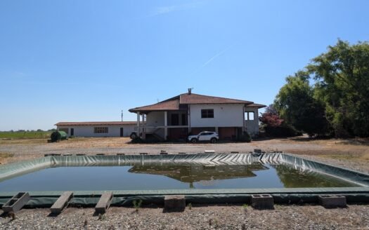 San Germano Vercellese – Prestigiosa proprietà indipendente da ultimare con 8.000 mq di terreno, piscina e fabbricato accessorio