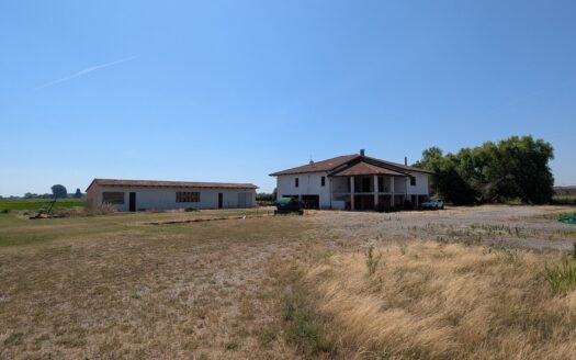 San Germano Vercellese – Prestigiosa proprietà indipendente da ultimare con 8.000 mq di terreno, piscina e fabbricato accessorio