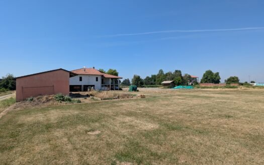 San Germano Vercellese – Prestigiosa proprietà indipendente da ultimare con 8.000 mq di terreno, piscina e fabbricato accessorio