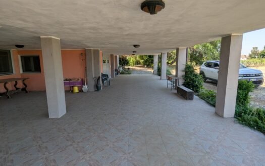 San Germano Vercellese – Prestigiosa proprietà indipendente da ultimare con 8.000 mq di terreno, piscina e fabbricato accessorio