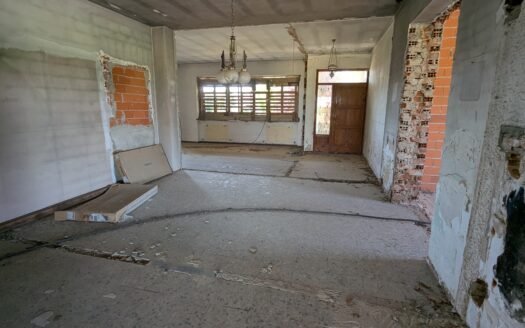 San Germano Vercellese – Prestigiosa proprietà indipendente da ultimare con 8.000 mq di terreno, piscina e fabbricato accessorio