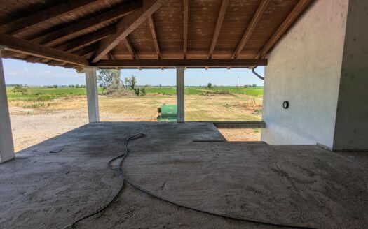 San Germano Vercellese – Prestigiosa proprietà indipendente da ultimare con 8.000 mq di terreno, piscina e fabbricato accessorio