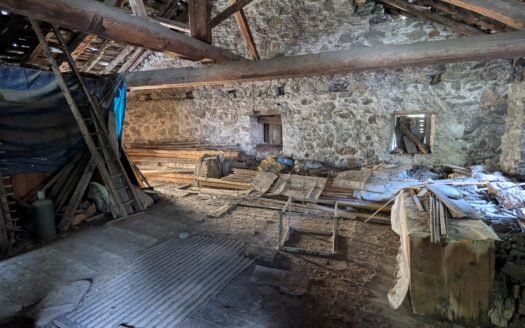 Gressoney – Antica baita in pietra da ristrutturare con cortile privato