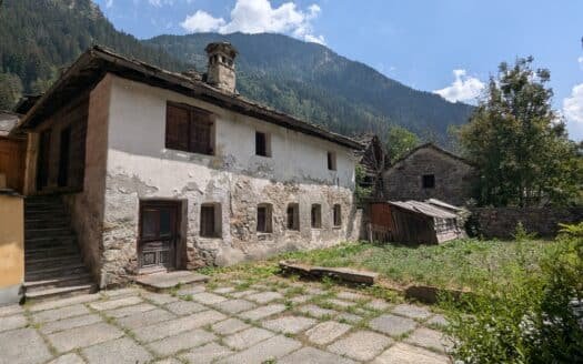 Gressoney – Antica baita in pietra da ristrutturare con cortile privato