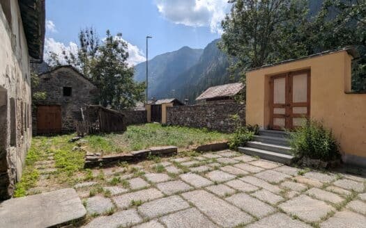 Gressoney – Antica baita in pietra da ristrutturare con cortile privato