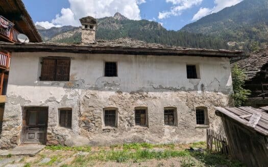 Gressoney – Antica baita in pietra da ristrutturare con cortile privato