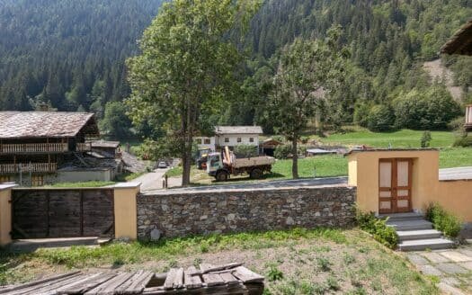 Gressoney – Antica baita in pietra da ristrutturare con cortile privato