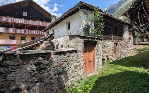 Gressoney – Antica baita in pietra da ristrutturare con cortile privato