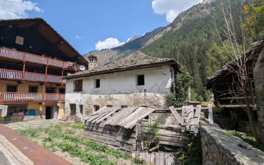 Gressoney – Antica baita in pietra da ristrutturare con cortile privato