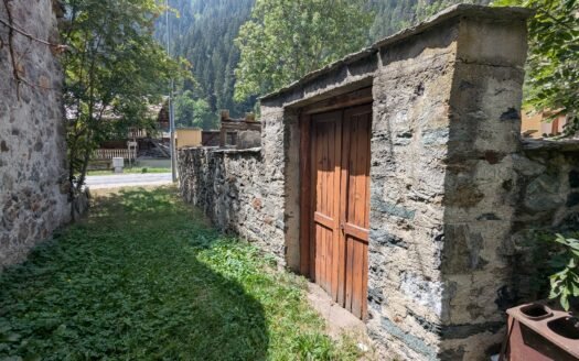 Gressoney – Antica baita in pietra da ristrutturare con cortile privato
