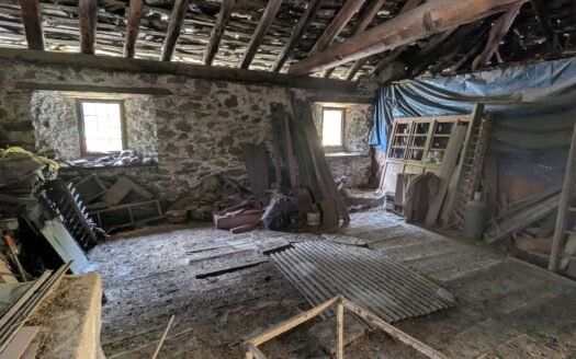 Gressoney – Antica baita in pietra da ristrutturare con cortile privato