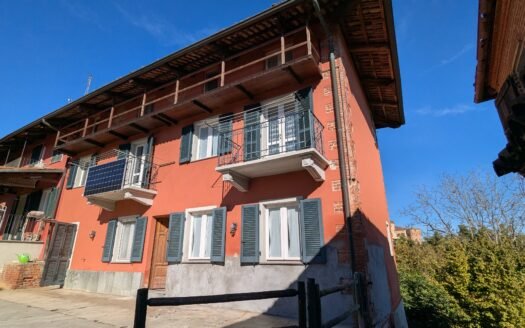 Cascinale d’epoca ristrutturato nel cuore del centro storico di Arignano