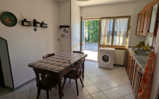 Piea – Casa indipendente in posizione panoramica con ampio giardino e numerose pertinenze