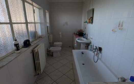 Piea – Casa indipendente in posizione panoramica con ampio giardino e numerose pertinenze