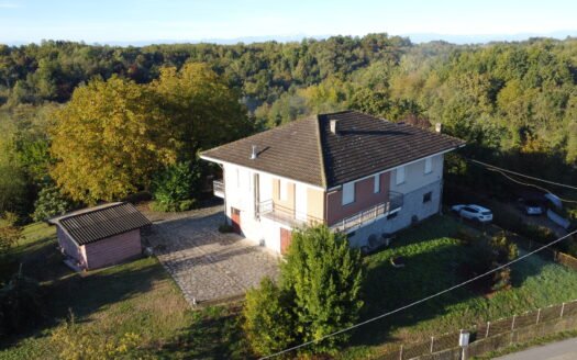 Piea – Casa indipendente in posizione panoramica con ampio giardino e numerose pertinenze