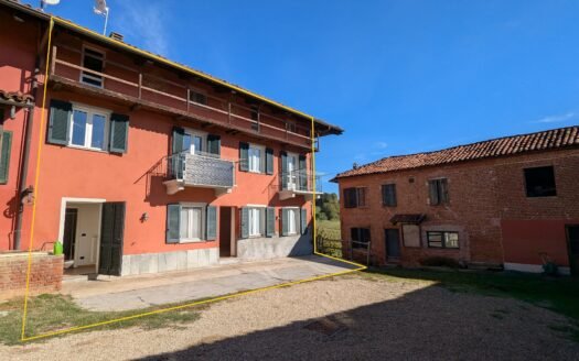 Cascinale d’epoca ristrutturato nel cuore del centro storico di Arignano