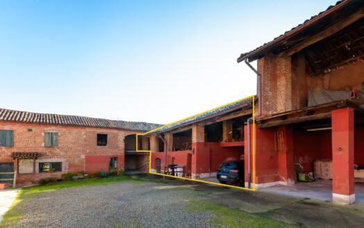 Cascinale d’epoca ristrutturato nel cuore del centro storico di Arignano