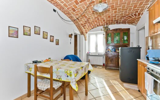 Cascinale d’epoca ristrutturato nel cuore del centro storico di Arignano