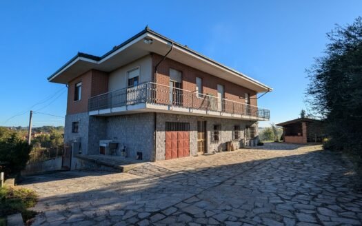 Piea – Casa indipendente in posizione panoramica con ampio giardino e numerose pertinenze
