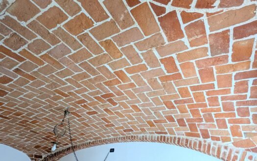 Cascinale d’epoca ristrutturato nel cuore del centro storico di Arignano