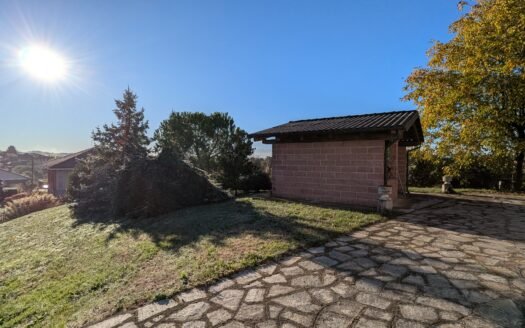 Piea – Casa indipendente in posizione panoramica con ampio giardino e numerose pertinenze