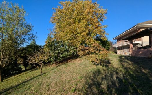 Piea – Casa indipendente in posizione panoramica con ampio giardino e numerose pertinenze