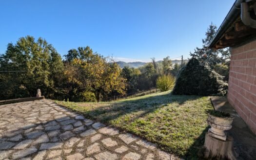 Piea – Casa indipendente in posizione panoramica con ampio giardino e numerose pertinenze