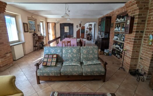 Piea – Casa indipendente in posizione panoramica con ampio giardino e numerose pertinenze