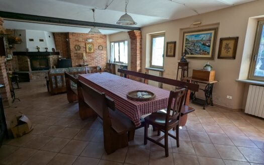 Piea – Casa indipendente in posizione panoramica con ampio giardino e numerose pertinenze